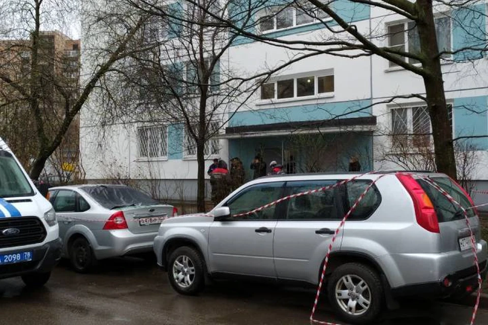 Эвакуированных жителей дома в Петербурге, где произошел сильный хлопок, разместили в автобусе
