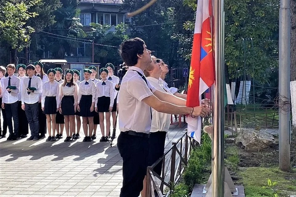 Поднимать флаг будут ученики, которые преуспевают в учебе. Фото: пресс-служба администрации Сочи