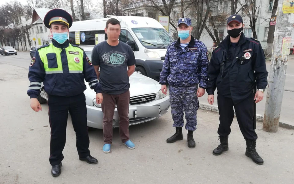 В Рязани водитель без прав хотел доехать до магазина, но по пути поругался с пешеходом. Фото: пресс-служба УМВД по Рязанской области.