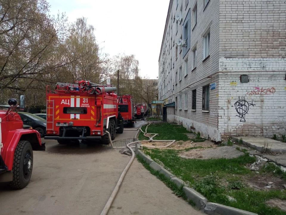 Несколько пожарных машин было стянуто к месту происшествия.