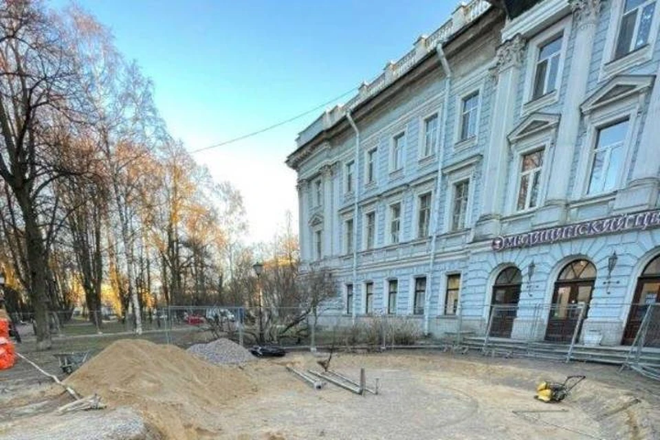 В рамках реконструкции фонтана в саду Сан-Галли рабочие приступили к работам по восстановлению чаши сооружения / Фото: Водоканал
