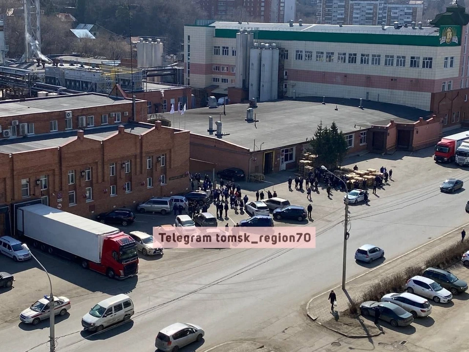 В ходе обследования помещений, взрывного устройства на заводе обнаружено не было. Фото: телеграм-канал «Регион-70».