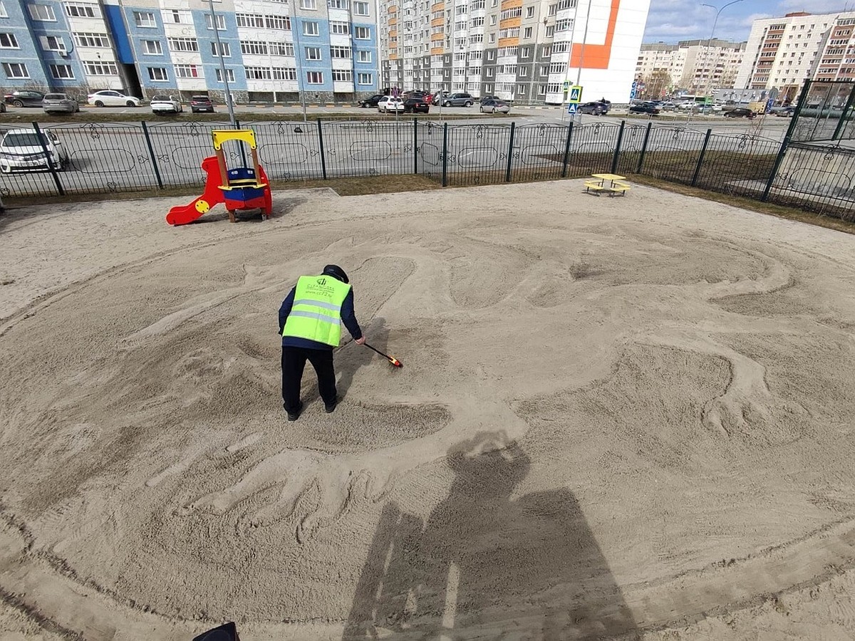 В Тюмени дворник детского сада метлой и лопатой создает песочные шедевры:  «Малыши в восторге» - KP.RU