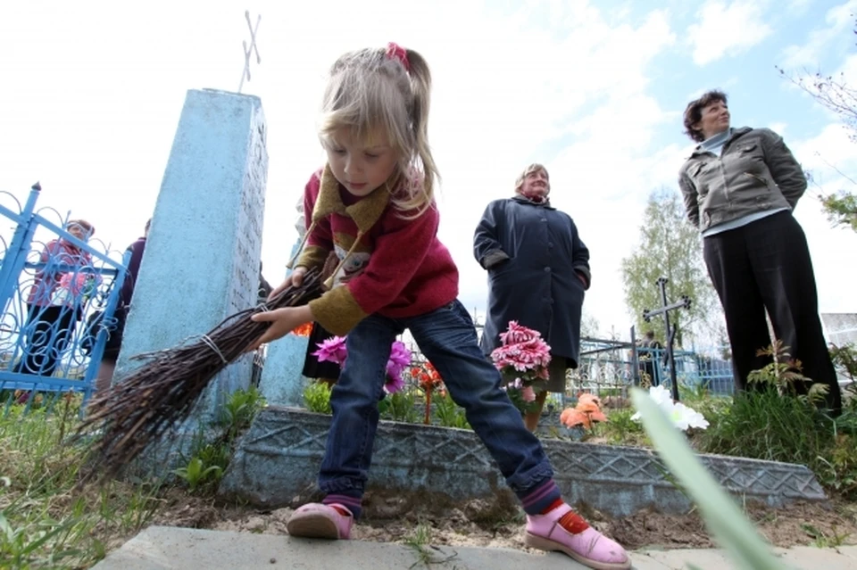 В родительский день уборку на кладбищах проводят каждую весну