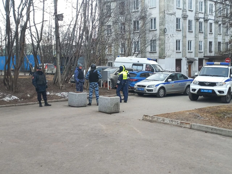Дом на Воровского оцепили. Фото: ГТРК Мурман