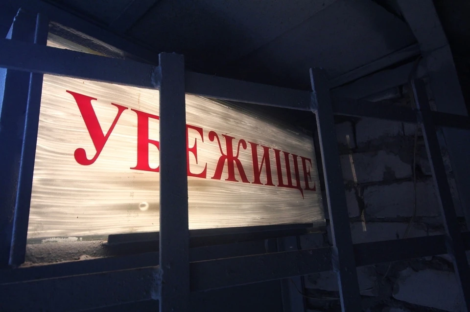 Жители укрываются в бомбоубежище
