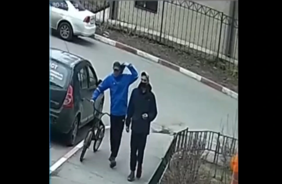 Двое иркутян украли велосипед из подъезда и попали на видео