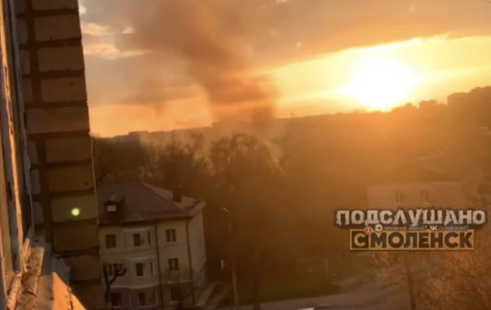 Пожар произошёл в Заднепровском районе Смоленска. Фото: «Подслушано Смоленск» в соцсетях.