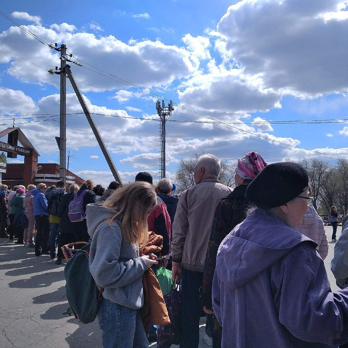 В Самаре на Радоницу на кладбище Рубежное жители выстроились в километровую  очередь из-за автобуса - KP.RU