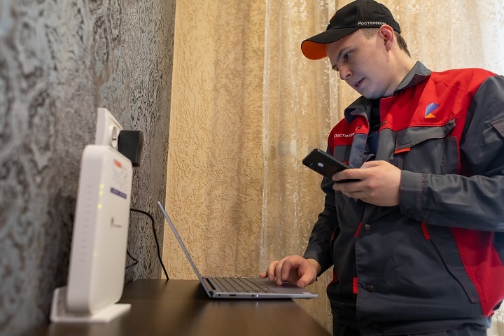 Интернет в доме приходит вместе с инсталлятором.