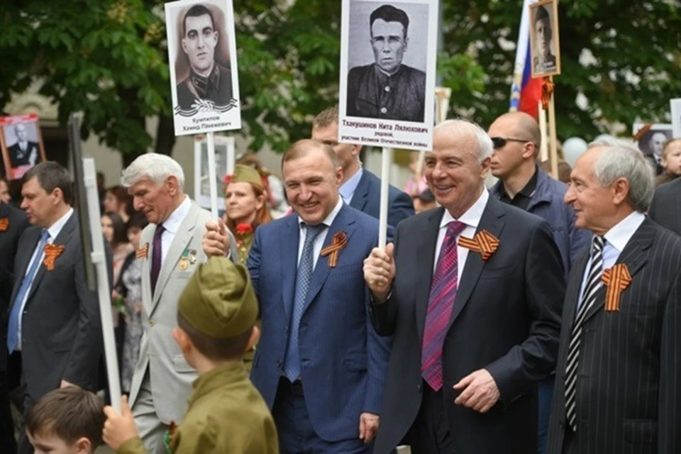 Аслан Тхакушинов с портретом отца - на снимке справа. Фото: соцсети