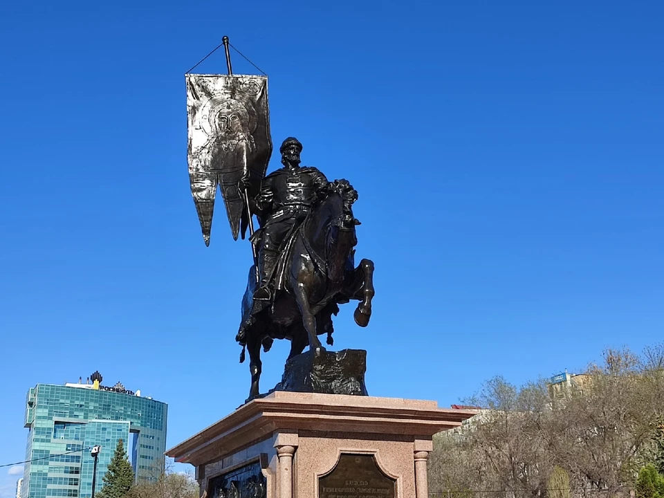 Самарцев удивили блестящие черные памятники на набережной