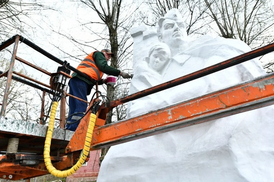 Памятник в поселке Силикатного завода