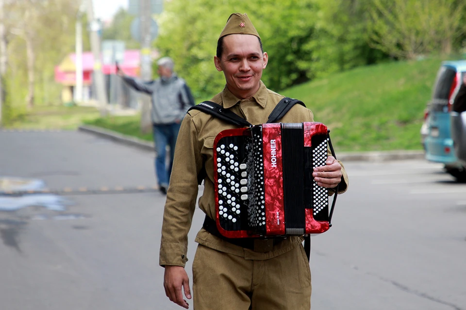 9 мая "Комсомолка" покажет большой онлайн-концерт "Песни Победы"