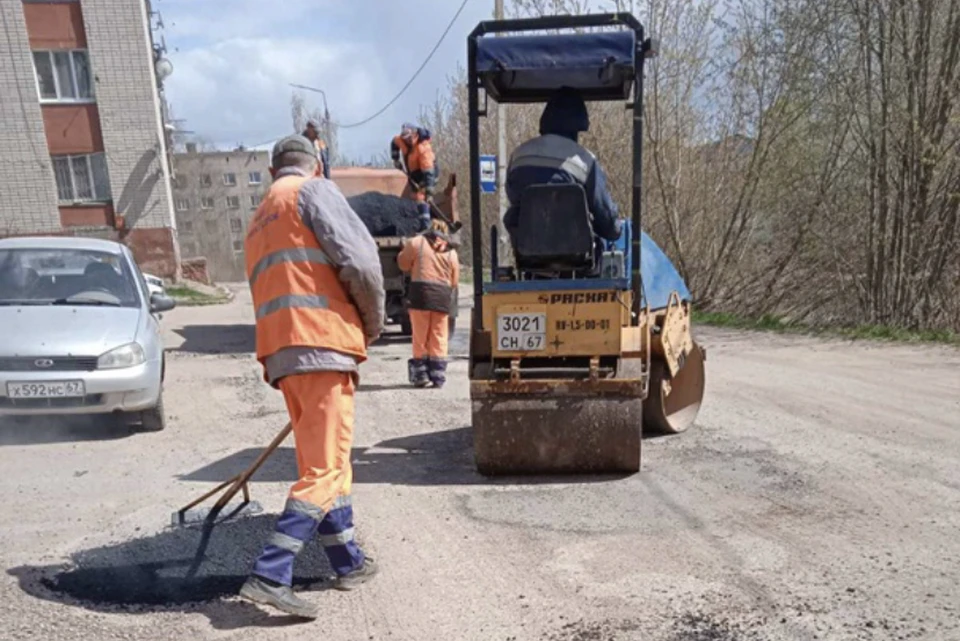 Аварийный ямочный ремонт продолжается на Киевском переулке в Смоленске. Фото: МБУ «Дормостстрой» в соцсетях.