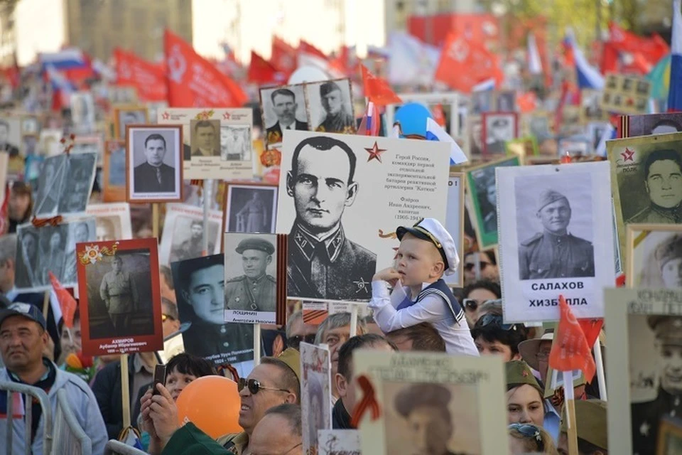 В Алма-Ате акцию "Бессмертный полк" переименовали в "Поклонимся героям"