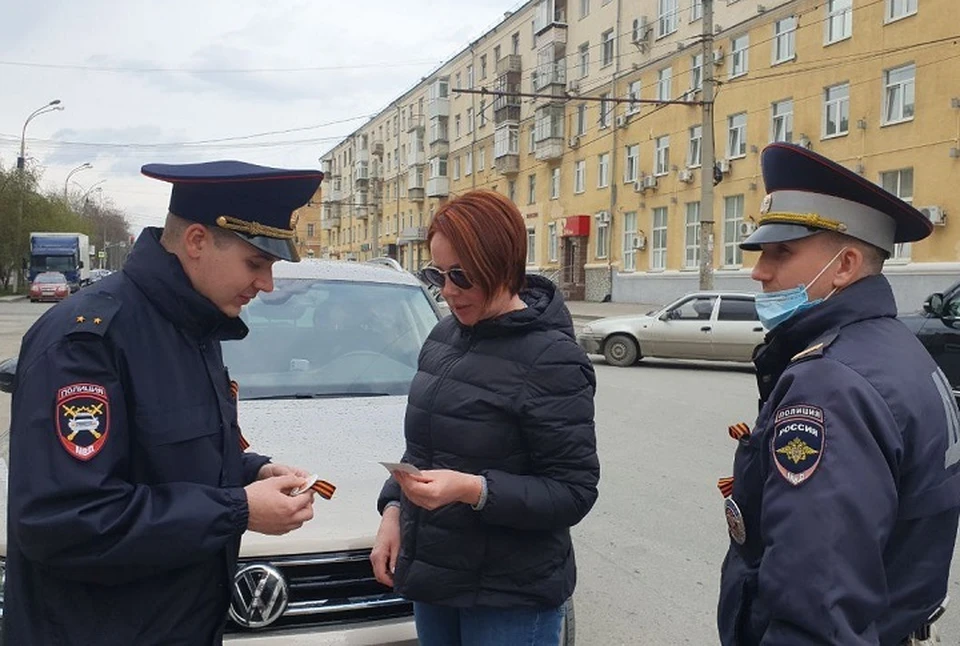Во время акции инспекторы напоминали о необходимости соблюдения ПДД. Фото: ГИБДД по Екатеринбургу