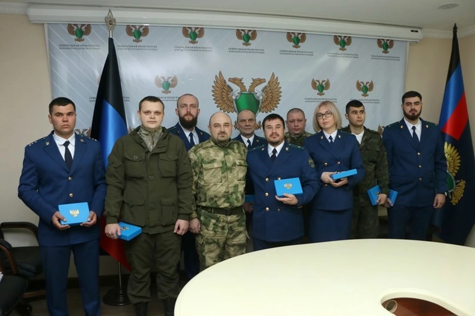 Генеральный прокурор ДНР Андрей Спивак (четвертый слева) вручил медали «За воинскую доблесть» II степени работникам органов прокуратуры. Фото: ГП ДНР