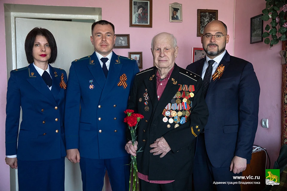 Мэр Владивостока и прокурор поздравили Николая Яковлевича.