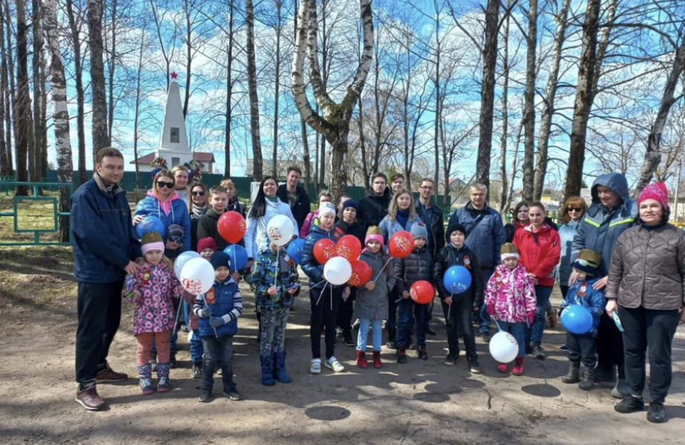 В Смоленской области благоустраивают памятные места ко Дню Победы. Фото: регоператор ТКО «СпецАТХ» в соцсетях.