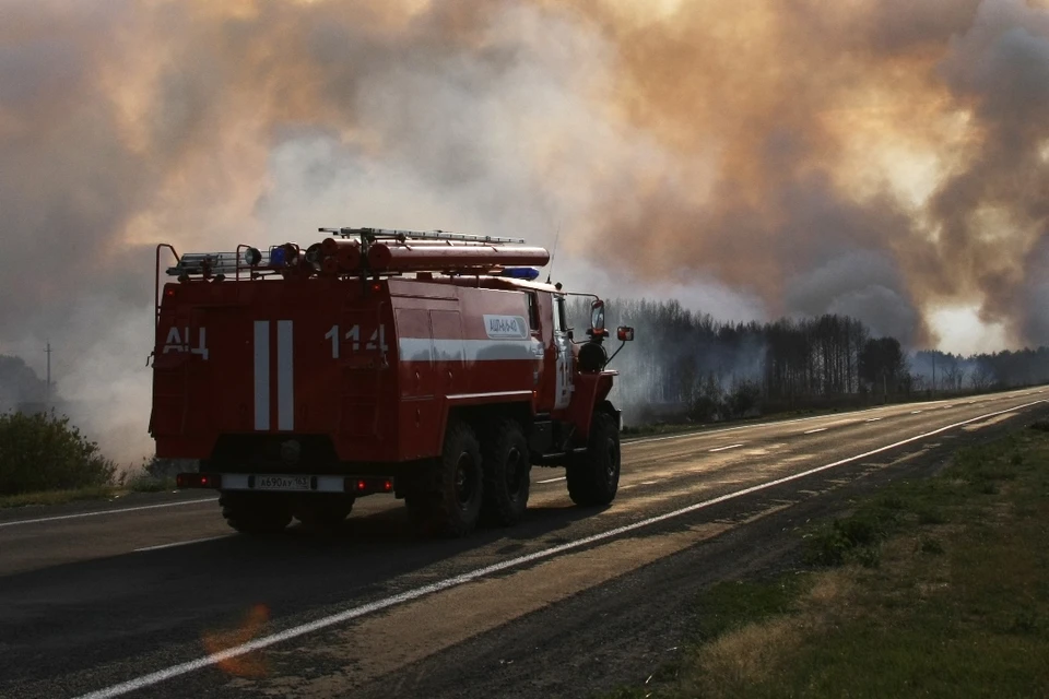 Шесть домов и школа горят в селе в Иркутской области