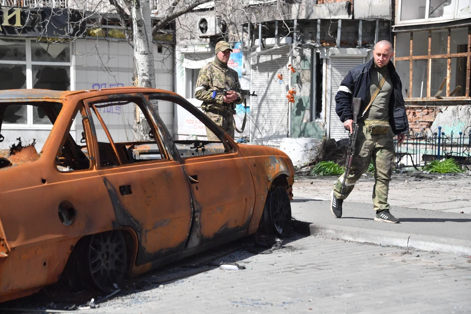 Военнослужащие ДНР на одной из улиц Мариуполя.