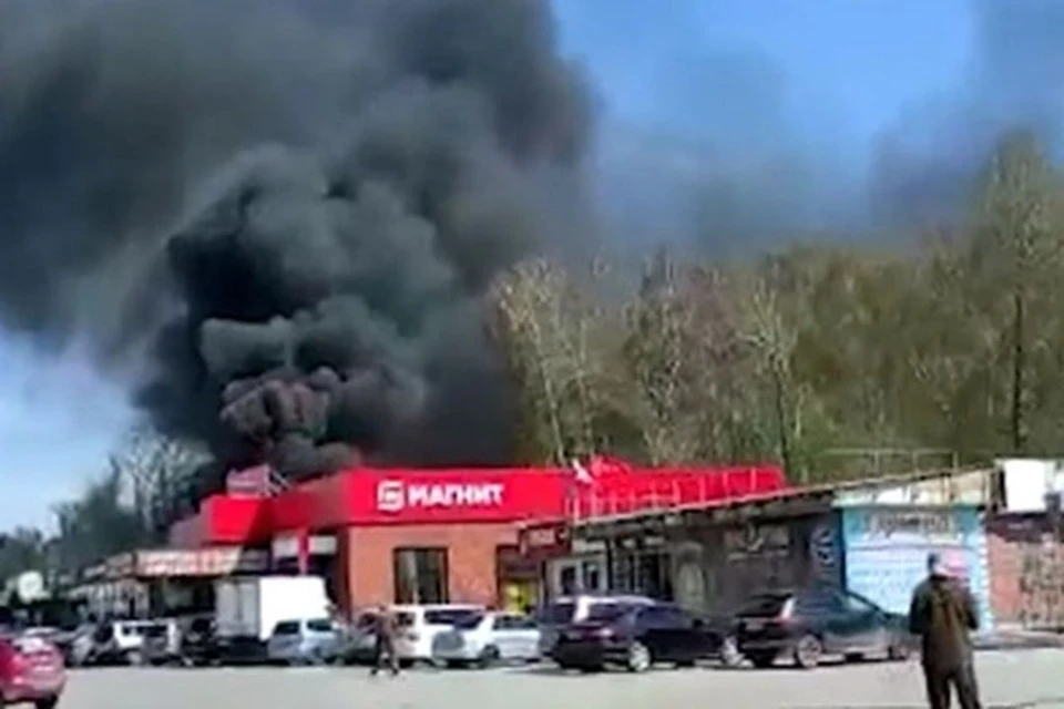 Огромный столб черного дыма засняли на видео проезжавшие мимо автомобилисты. Фото: Кадр из видео