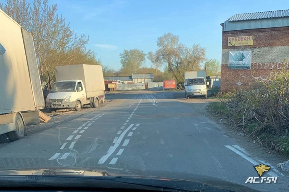 Новосибирцы выложили в соцсети видео с кривой дорожной разметкой на улице Кубовой. Фото: "АСТ-54"
