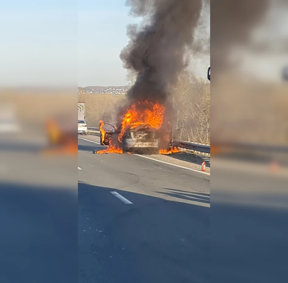Огненная стихия буквально поглотила автомобиль / Фото: Инна Гайнуллина / vk.com/chp_samara