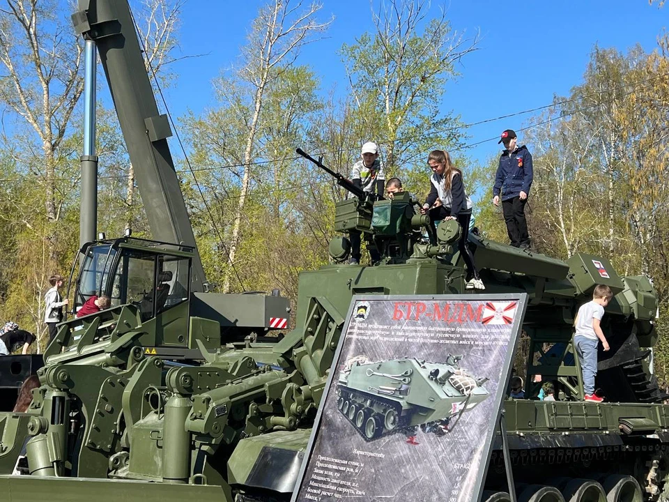 Тюменская малышня с самого утра облюбовала военную технику у Технопарка.