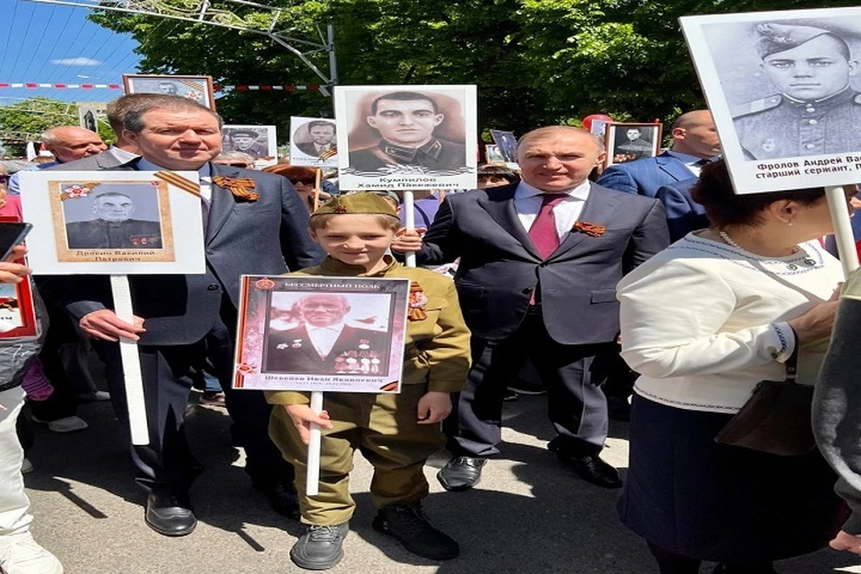 Вместе с жителями Майкопа Мурат Кумпилов вышел почтить память Героев Великой Отечественной войны. Фото: https://t.me/muratkumpilov