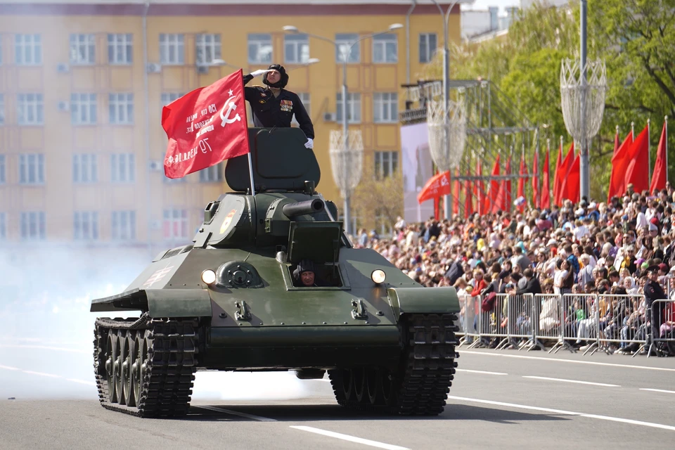 Первым по площади Куйбышева проехал танк Т-34