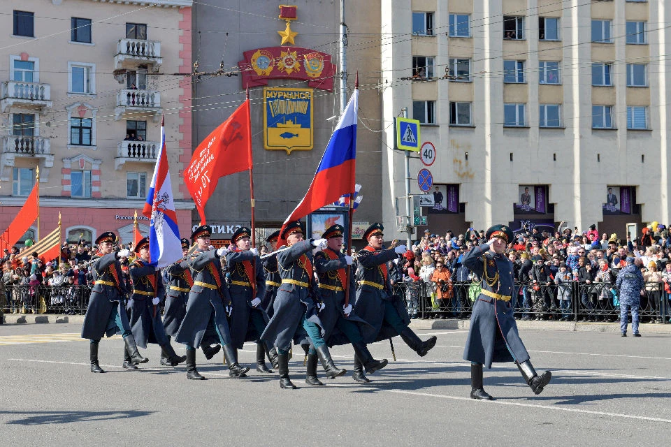На Парад Победы собрались тысячи мурманчан.