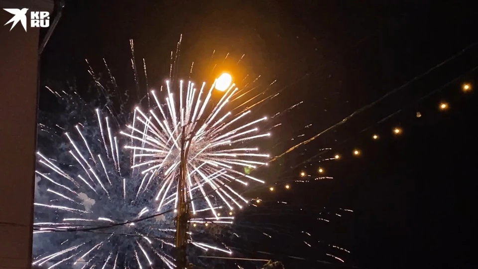 Над Рязанью в День Победы прогремел мощный салют. Видео с площади Победы
