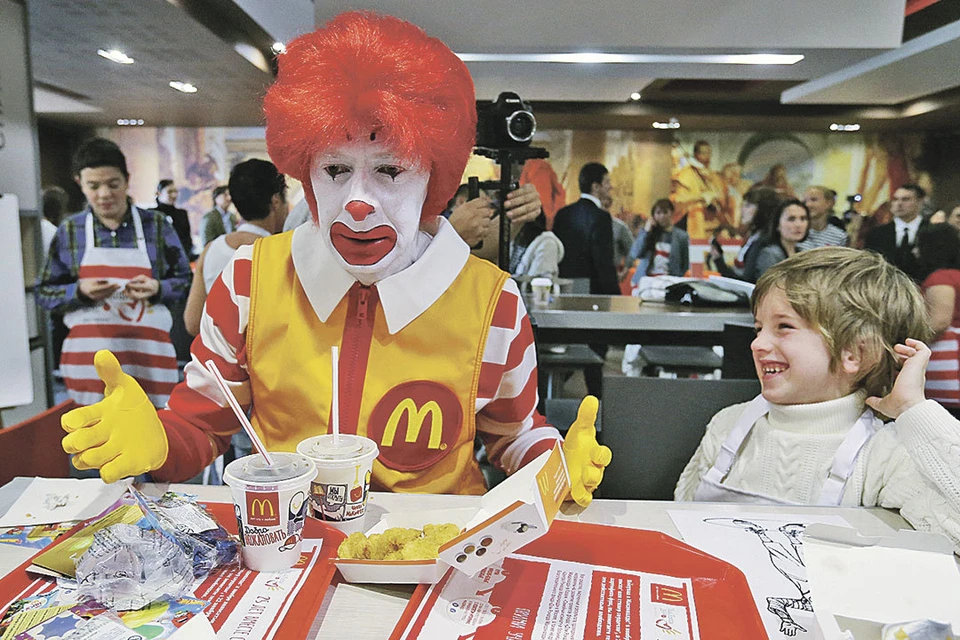 - Если уходить из России все-таки придется, то McDonald's переименуют в закусочную «Дядя Ваня»? А меня, клоуна Рональда, - в скомороха Федю! Фото: Антон НОВОДЕРЕЖКИН/ТАСС