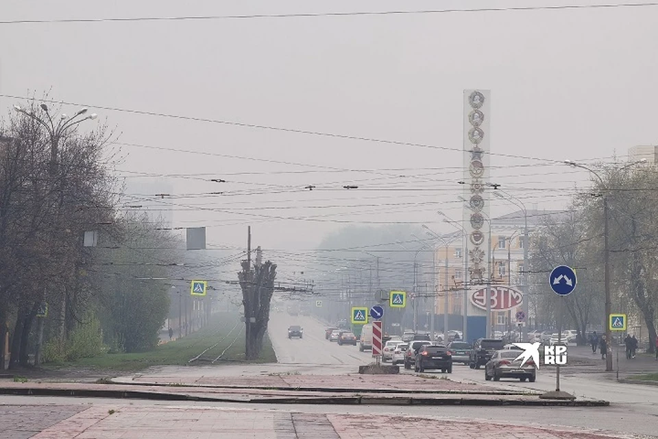 Плотная серая дымка держится в столице Урала уже второй день