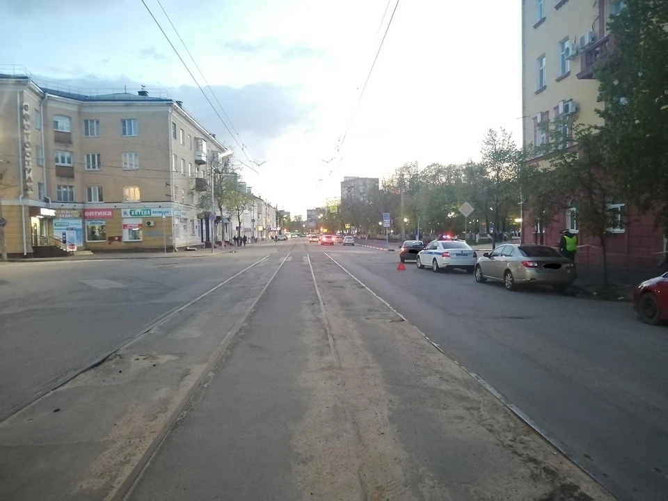 Переходившая дорогу девушка попала под колеса легковушки