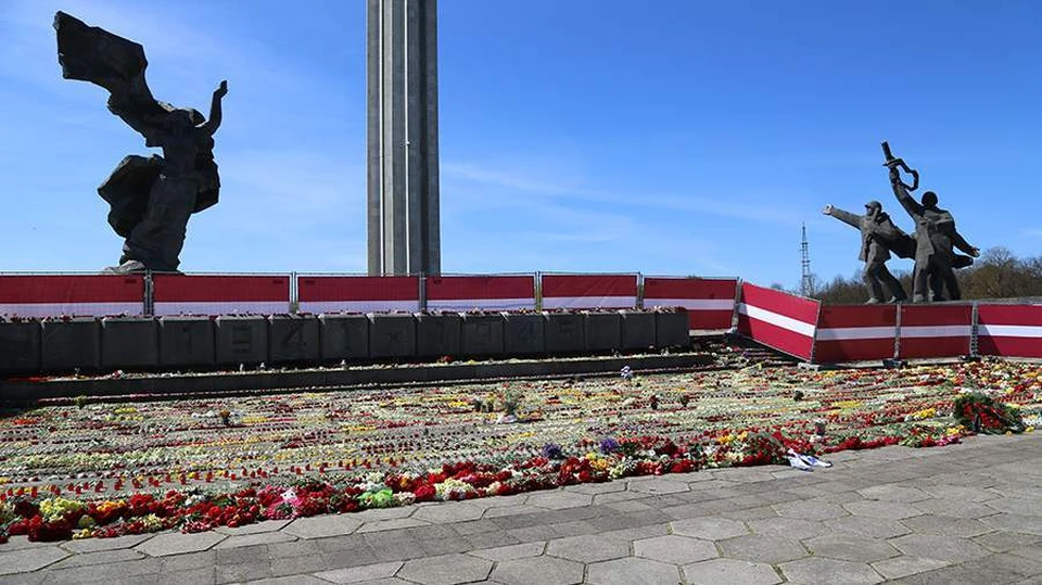 Полиция Латвии закрыла доступ к памятнику Освободителям в Риге