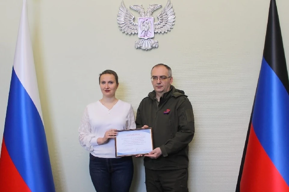 Республика Крым поздравила ДНР с восьмилетием, передав сертификат на получение гуманитарной помощи. Фото: НС ДНР