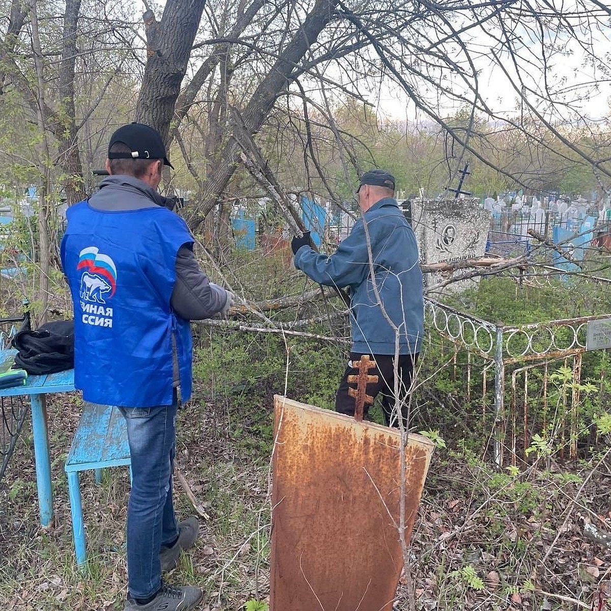 В Сызрани депутат-единорос Сергей Иванов помог с благоустройством  территории городского кладбища - KP.RU