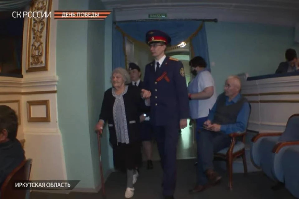 В Иркутске сотрудники СК исполнили мечту ветерана Великой Отечественной войны, пригласив ее в театр