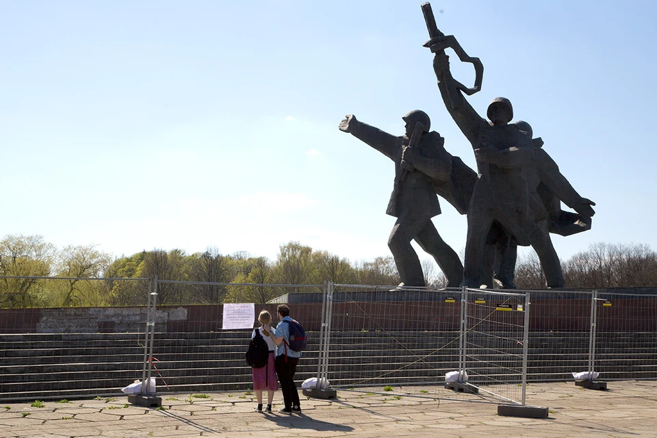 Власти Риги решили избавиться от советского памятника освободителям Латвии от немецко-фашистских войск.