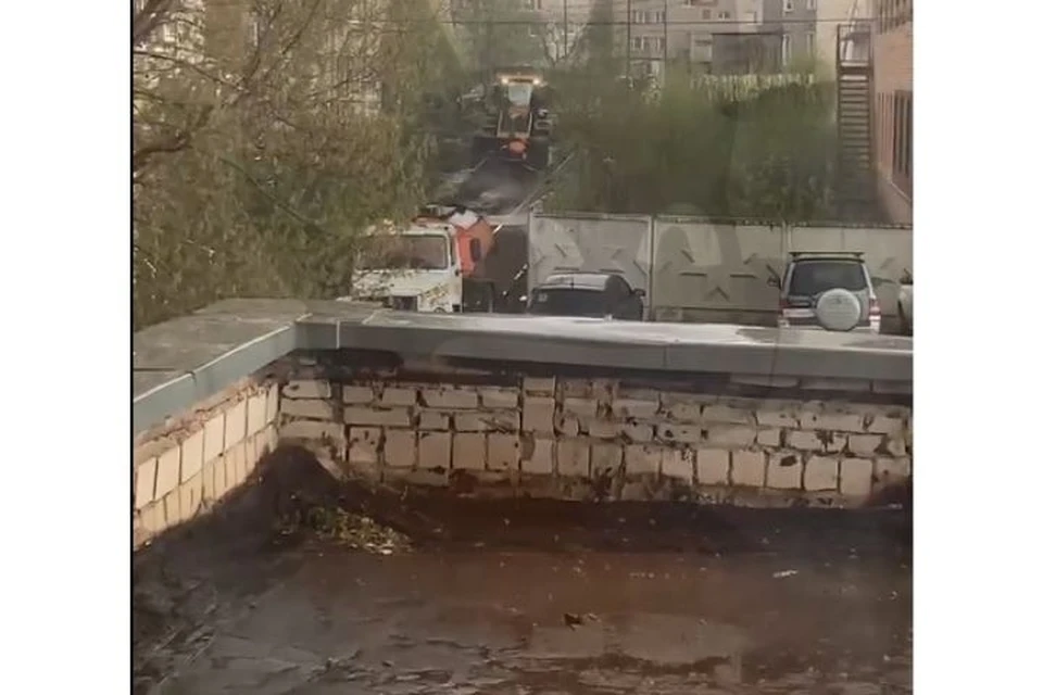 Ремонт дороги под дождем в Ижевске. Фото: t.me/bloodysx