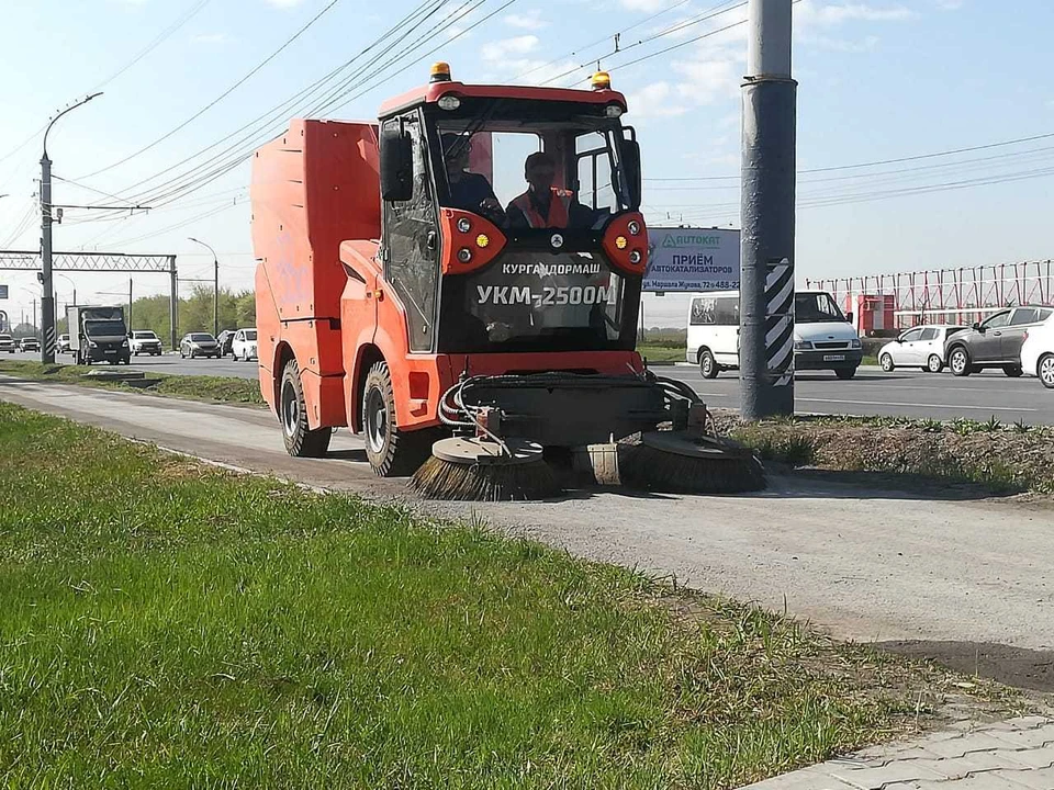 Для уборки скверов и парков предоставили специальные мини-машины