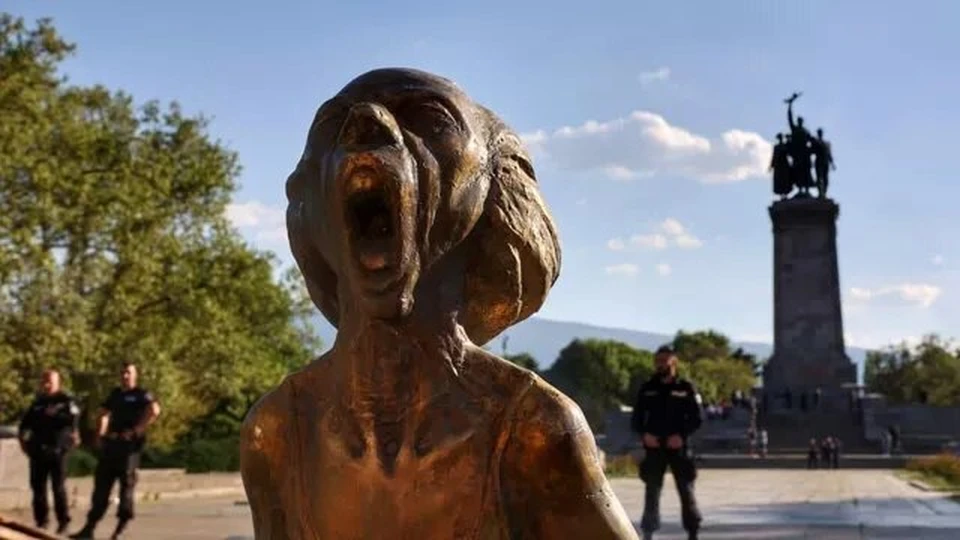 В Twitter высмеяли скульптуру «Крик украинской матери» в Болгарии Фото: соцсети