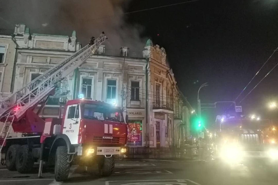 Что известно к этому часу о пожаре в здании бывшего ТЮЗа в Иркутске. Огонь распространяется по деревянным перекрытиям.