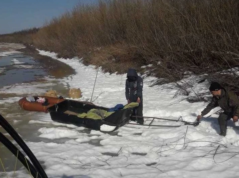 На Ямале рыбаки вызвали спасателей из-за гуляющего рядом медведя. Фото - ГКУ "Ямалспас".