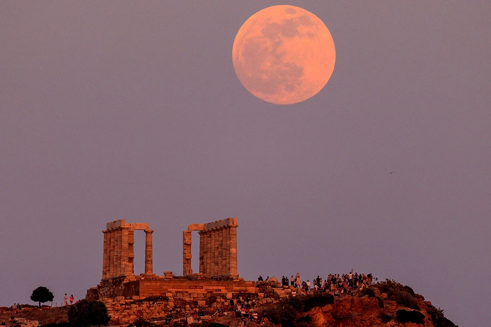 Восход Луны за Храмом Посейдона перед лунным затмением на мысе Сунион.