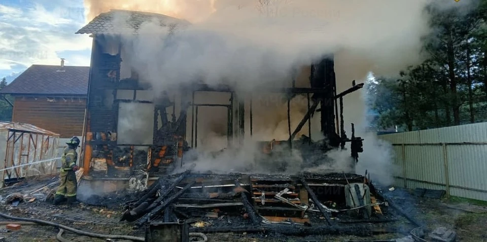 Пожар ликвидировали 10 человек, 4 единицы техники МЧС.