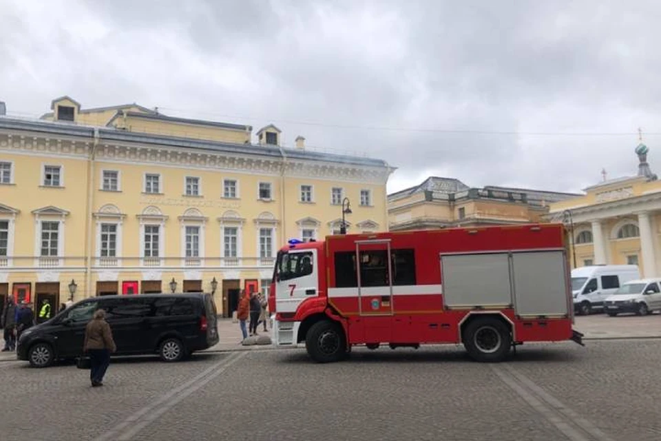 Дым повалил из окна Михайловского театра в Петербурге
